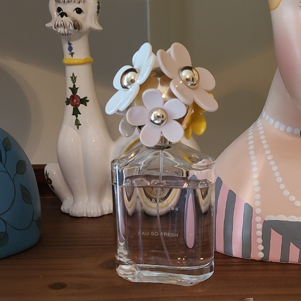 Marc Jacobs Daisy Eau So Fresh Perfume with White and Yellow Floral Cap